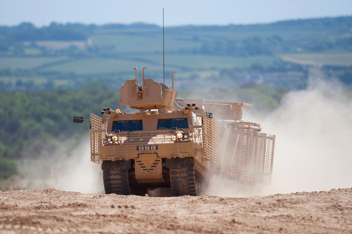 Đặc biệt, loại phương tiện này được trang bị hệ thống camera thời gian thực truyền tải hình ảnh trực tiếp vào trong khoang lái, điều này giúp kíp lái được bảo vệ cao nhất thay vì việc phải thò cổ ra ngoài để điều khiển phương tiện. Nguồn ảnh: Tube.