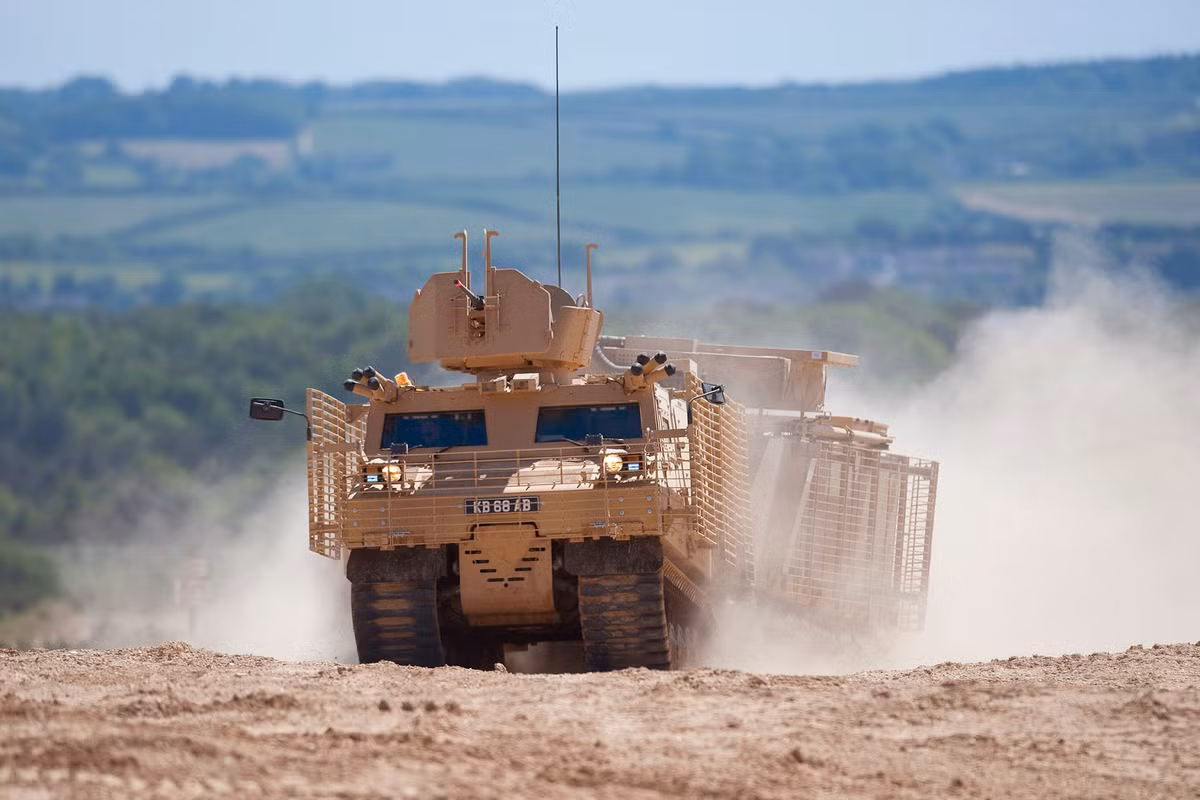 Đặc biệt, loại phương tiện này được trang bị hệ thống camera thời gian thực truyền tải hình ảnh trực tiếp vào trong khoang lái, điều này giúp kíp lái được bảo vệ cao nhất thay vì việc phải thò cổ ra ngoài để điều khiển phương tiện. Nguồn ảnh: Tube.