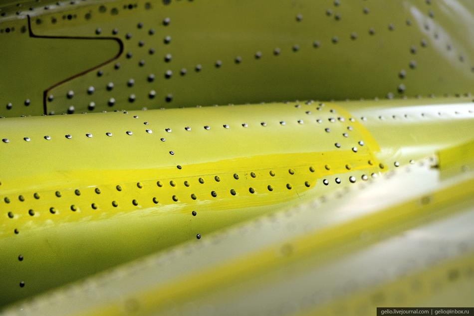 Mỗi chiếc trực thăng cần tới hàng vạn chiếc ốc vít và toàn bộ số vít này đều được các công nhân trong nhà máy Kazan lắp ráp bằng tay. Nguồn ảnh: Livejounal.