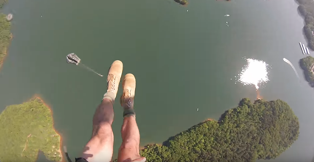 Trong trường hợp dù có sự cố, người lính chỉ có vài giây trước khi kịp thời gian mở dù phụ của mình ra. Nguồn ảnh: Berner.