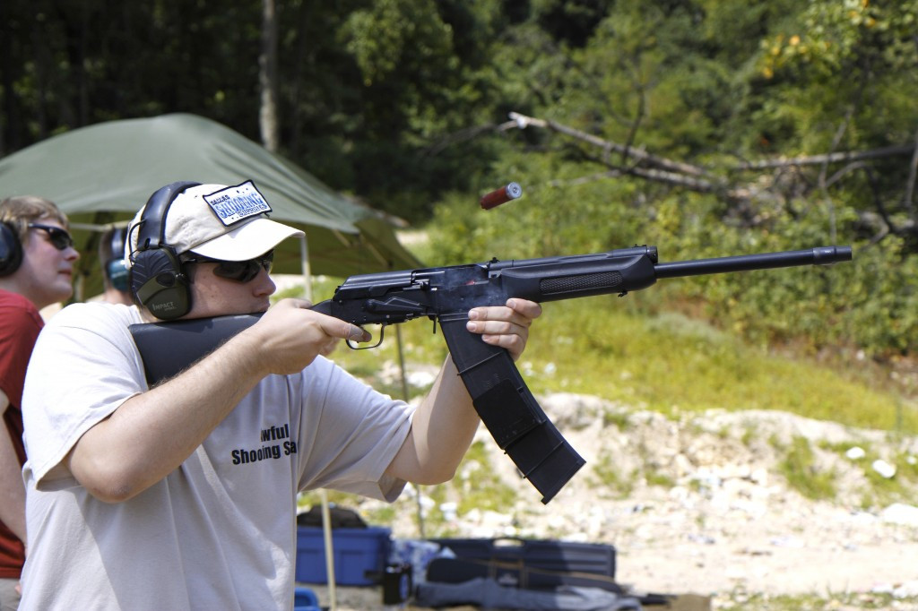 Loại súng shotgun Saiga 12 này ít được sử dụng vào mục đích quân sự mà thường được sử dụng vào mục đích dân sự như súng hơi thể thao hoặc sử dụng với lực lượng cảnh sát để đàn áp biểu tình với loại đạn đặc biệt. Nguồn ảnh: Pinterest.