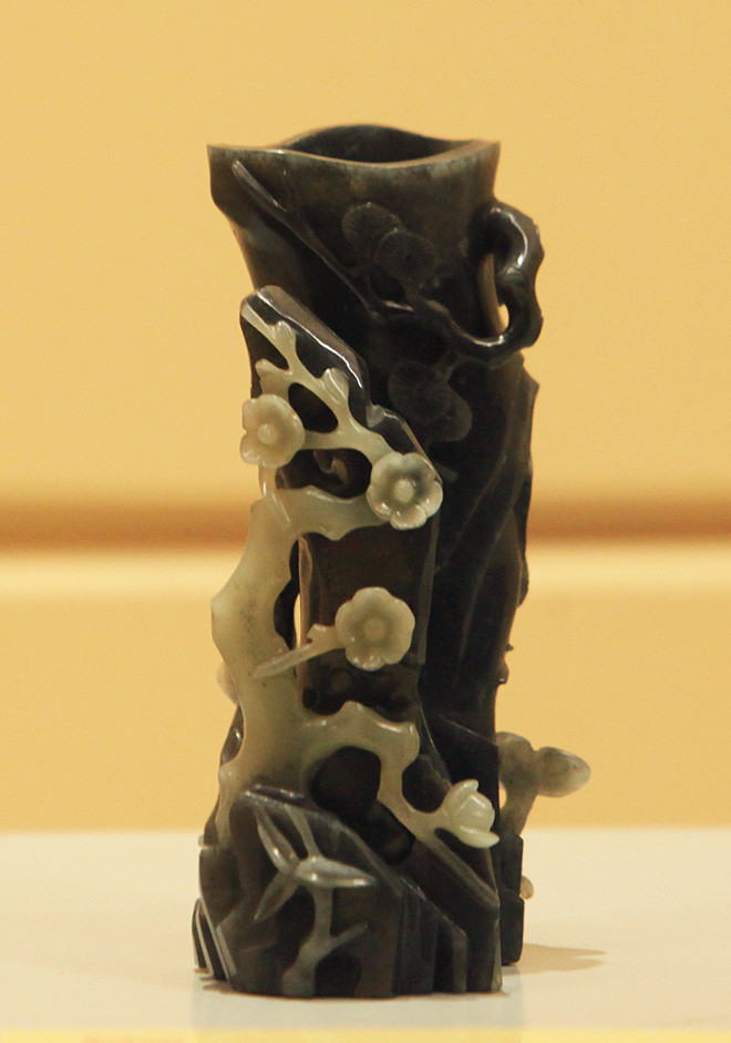 Ống bút bằng ngọc đen và trắng