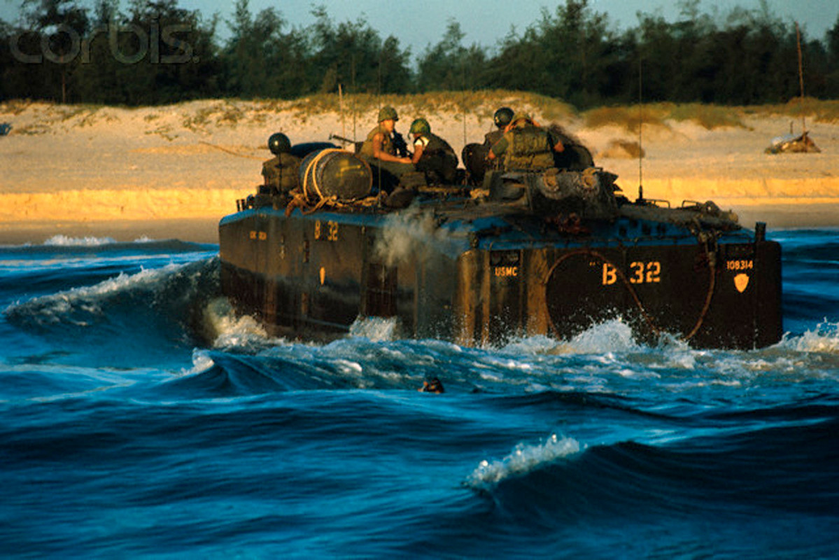 Trên chiến trường, LVTP-5 đã bộc lộ cực kỳ nhiều điểm yếu chết người. Nhất là ở Việt Nam, một quốc gia có địa hình bị chia cắt mạnh, chiếc xe này khó có thể xoay sở được do nó có trọng lượng quá nặng nề và công suất lực kéo trên trọng lượng chỉ là 19 sức ngựa/tấn. Nguồn ảnh: Flickr.