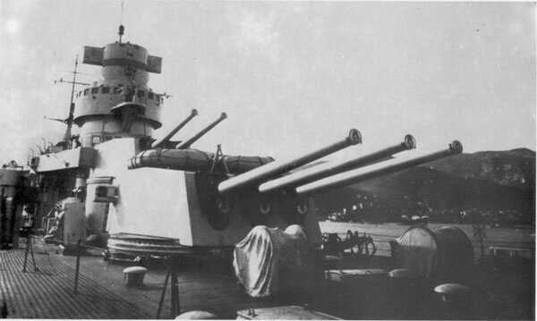 Hải pháo 6 inch/55 sử dụng được hai loại đạn khác nhau, bao gồm đạn xuyên giáp có trọng lượng 50 kg và đạn nổ mạnh có trọng lượng 44,4kg. Nguồn ảnh: Navygun.