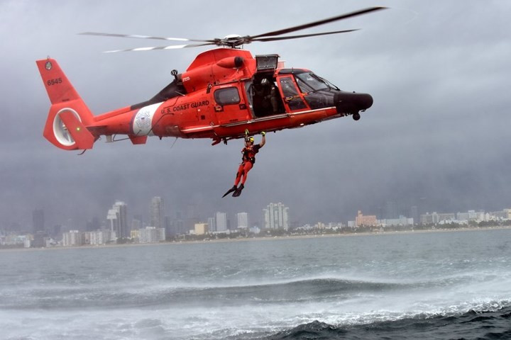 Một hạ sĩ quan trong lực lượng bơi cứu hộ bằng đường không của Tuần duyên Mỹ thực hiện phi thân từ trực thăng MH-65 Dolphin.