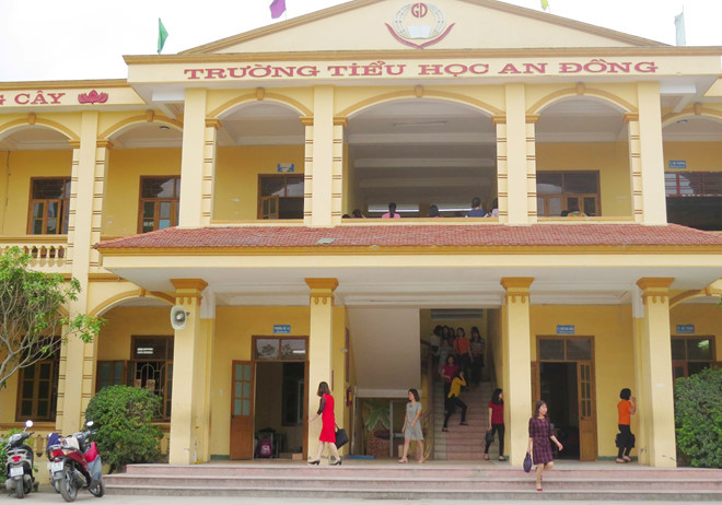 Giáo viên trường tiểu học An Đồng (Hải Phòng) phạt học sinh súc miệng bằng nước giặt giẻ lau bảng. Ảnh: Song Linh.