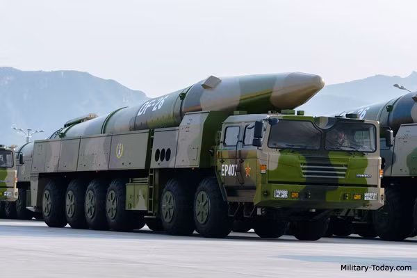 Sputnik nhấn mạnh thêm, Trung Quốc vẫn giữ vững quan điểm "không khai hỏa trước" với các loại vũ khí hạt nhân của nước này, bao gồm cả DF-26. Điều này đồng nghĩa với việc Bắc Kinh chỉ sử dụng các tên lửa hạt nhân của mình để phản công lại các đòn tấn công hạt nhân của đối phương thay vì phát động chiến tranh trước. Nguồn ảnh: Militarytoday.