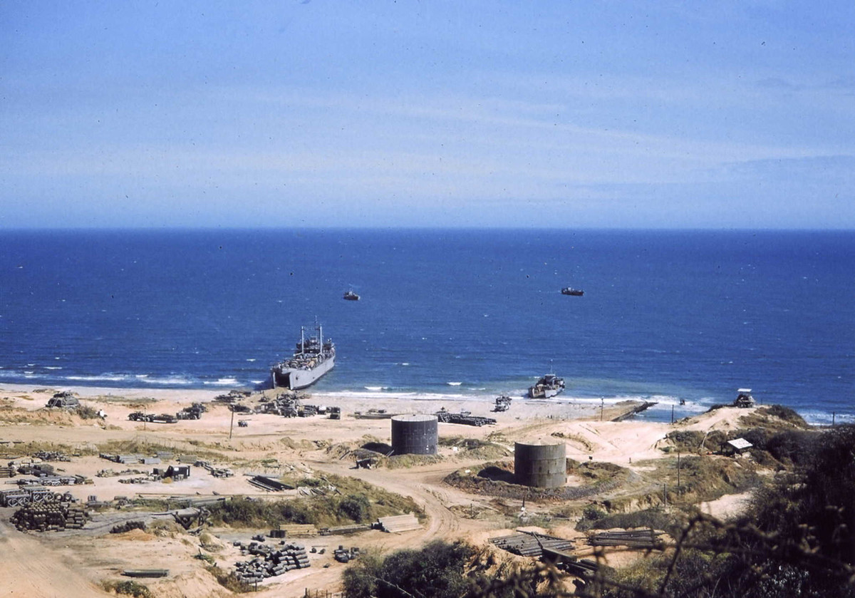 Bãi tiếp tế này cũng là nơi các tàu đổ bộ và tàu há mồm của Hải quân Mỹ tiếp tế trang thiết bị, hậu cần và đạn dược cho các đơn vị của quân đội nước này đóng quân ở Duyên Hải Nam Trung Bộ trong Chiến tranh Việt Nam. Nguồn ảnh: Flickr.