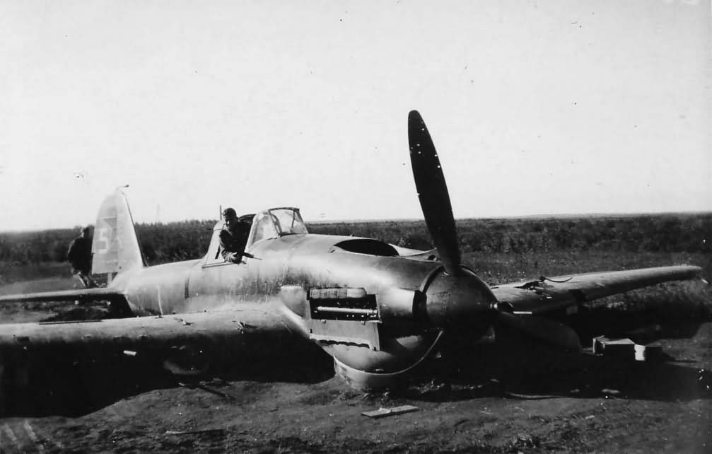 Ilyushin Il-2 Sturmovik có thể mang theo tối đa tới 600 kg bom hoặc 4 quả pháo phản lực phóng loạt loại RS-82 hoặc RS-132. Chưa hết, loại máy bay này còn được thiết kế để mang theo bom cỡ nhỏ loại PTAB (mỗi quả nặng 2,5 kg) với khả năng mang theo tới 280 quả. Nguồn ảnh: Blab.