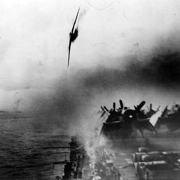 Lượng nhiên liệu bị cắt giảm đi sẽ được thay thế bằng thuốc nổ liều cao nhằm tăng sức công phá cho mỗi pha tấn công cảm tử của các phi công Nhật. Nguồn ảnh: Wiki.