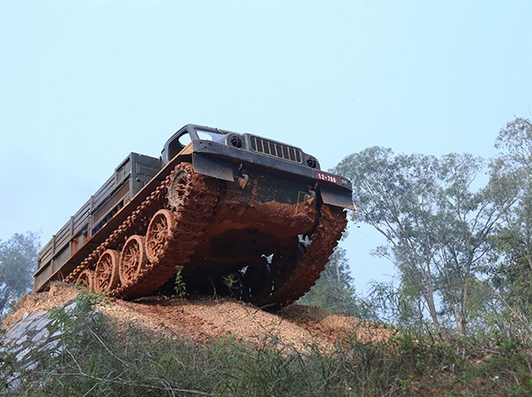 Tầm hoạt động của xe vào khoảng 600 km kèm theo đó là hệ thống treo và các bánh xích cho phép nó có thể di chuyển được trên nhiều loại địa hình khác nhau. Tuy nhiên, nhược điểm của hệ thống bánh xích này đó là xe ATC-59G sẽ không thể di chuyển nhanh được. Nguồn ảnh: Datviet.