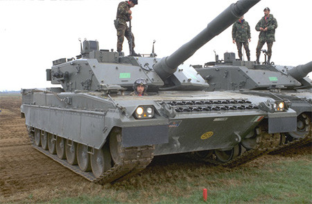 Hệ thống giáp của chiếc xe tăng chủ lực của Italia này vẫn còn là điều bí mật. Về mặt hỏa lực, C1 Ariete chỉ được trang bị pháo nòng trơn cỡ nòng 120mm L44, khẩu pháo này có cơ số đạn là 42 viên với 15 viên trong tháp pháo và 27 viên trong thân xe. Nguồn ảnh: Wiki.