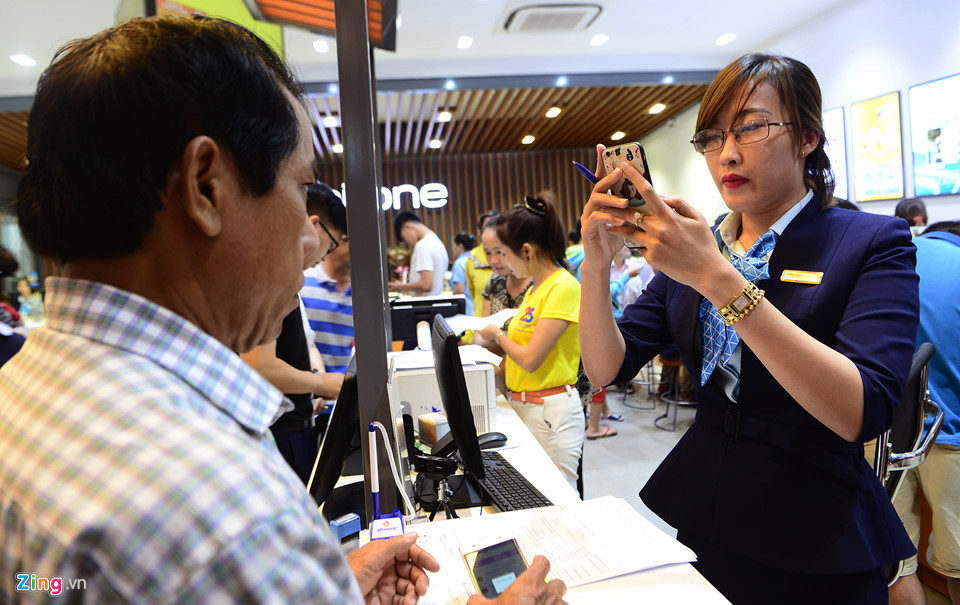 Các điểm giao dịch của nhà mạng đều bố trí nhân viên hướng dẫn để khách hàng kê khai thông tin nhanh chóng từ bất cứ khu vực nào trong cửa hàng.
