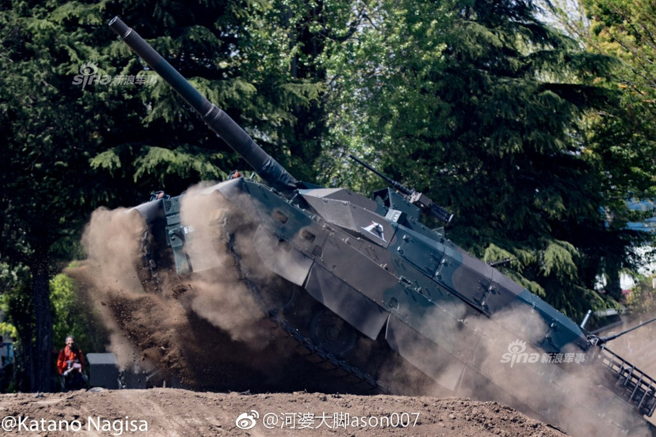 Type 10 trang bị động cơ V8 diesel 1.200 mã lực với hệ thống treo thủy lực khí nén, tốc độ lùi và tiến đều đạt tốc đa đến 70km/h, tầm hoạt động 480km. Việc tốc độ lùi và tiến của chiếc xe tăng này là bằng nhau cũng đã đủ để khẳng định nó cơ động tốt hơn xe tăng Nga và xe tăng Mỹ ở một chừng mực nào đó. Điều này cho phép Type 10 hoạt động hiệu quả hơn trên địa hình phức tạp ở Nhật. Nguồn ảnh: Sina.