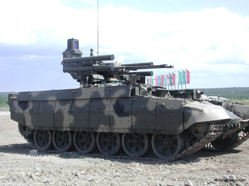 Được xây dựng dựa trên khung gầm của xe tăng chủ lực T-72, tuy nhiên kíp lái lại có tới 5 người, bao gồm trưởng xa, lái xe, pháo thủ và hai người vận hành hai hệ thống ống phóng tên lửa. Nguồn ảnh: Sina.