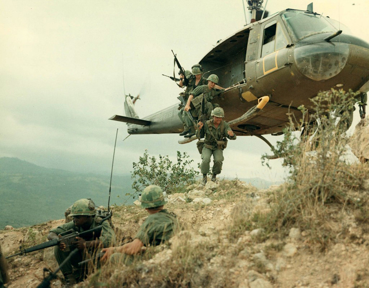 UH-1H cũng được coi là loại trực thăng quan trọng nhất trong Chiến tranh Việt Nam, nó làm đảm nhận được mọi việc từ chở binh lính, hậu cần, di tản thương binh cho tới cả yểm trợ hỏa lực. Nguồn ảnh: Flickr.