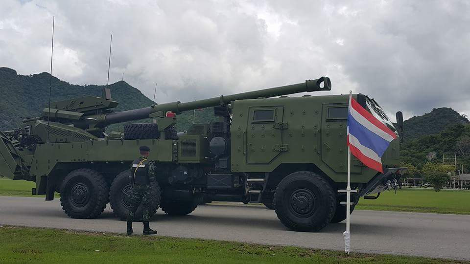 Hiện tại trên thế giới đang có khoảng 10 quốc gia sử dụng hệ thống pháo tự hành này và Thái Lan là quốc gia duy nhất ở Đông Nam Á có trong tay ATMOS 2000. Một điều ngạc nhiên đó là ở ngay quê nhà Israel của mình, ATMOS 2000 phải chờ tới tận năm 2017 mới được gia nhập biên chế quân đội Israel. Nguồn ảnh: Thaiarmy.