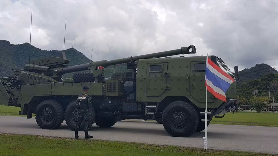 Hiện tại trên thế giới đang có khoảng 10 quốc gia sử dụng hệ thống pháo tự hành này và Thái Lan là quốc gia duy nhất ở Đông Nam Á có trong tay ATMOS 2000. Một điều ngạc nhiên đó là ở ngay quê nhà Israel của mình, ATMOS 2000 phải chờ tới tận năm 2017 mới được gia nhập biên chế quân đội Israel. Nguồn ảnh: Thaiarmy.