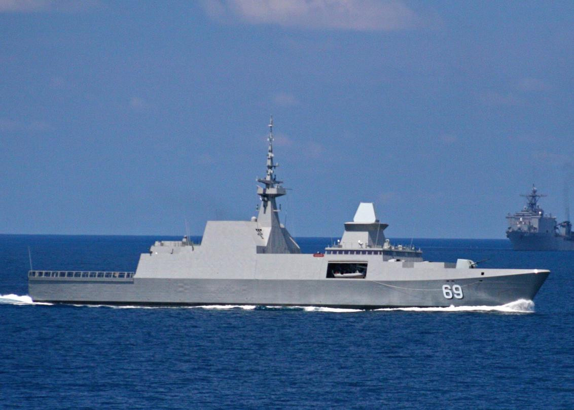 Ngoài ra, tàu còn được trang bị một pháo 76 mm cùng với 4 khẩu súng máy CIS 50MG 12,7 mm và 2 khẩu pháo 25mm Mk38. Do phục vụ nhiệm vụ bảo vệ lãnh hải của Singapore, tàu còn được trang bị loại loa công suất lớn được sử dụng như một vũ khí không sát thương để đe dọa và giải tỏa các tàu nước ngoài cố tình vi phạm lãnh hải. Nguồn ảnh: Singaprenavy.