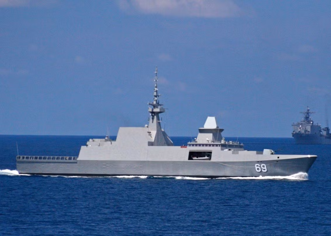 Ngoài ra, tàu còn được trang bị một pháo 76 mm cùng với 4 khẩu súng máy CIS 50MG 12,7 mm và 2 khẩu pháo 25mm Mk38. Do phục vụ nhiệm vụ bảo vệ lãnh hải của Singapore, tàu còn được trang bị loại loa công suất lớn được sử dụng như một vũ khí không sát thương để đe dọa và giải tỏa các tàu nước ngoài cố tình vi phạm lãnh hải. Nguồn ảnh: Singaprenavy.