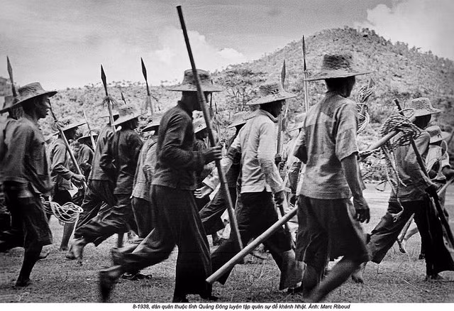 Dân quân Tự vệ của Trung Quốc thậm chí còn không được trang bị súng mà phải tập luyện với dáo mác. Nguồn ảnh: Flickr.