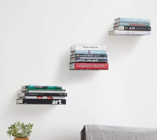 Thay vì bố trí những chiếc kệ sách to, nặng, cồng kềnh. Tại sao bạn không chọn kệ sách tàng hình để vừa làm thoáng, rộng không gian nhà mình?