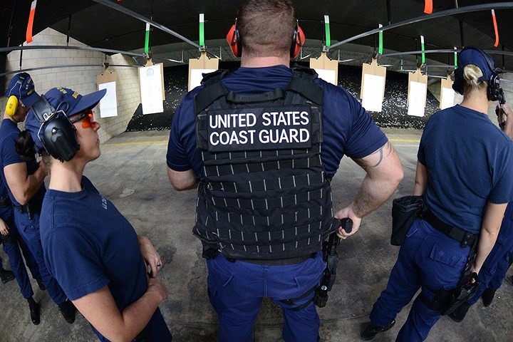 Thành viên tuần duyên Mỹ chuẩn bị luyện tập bắn đạn thật.