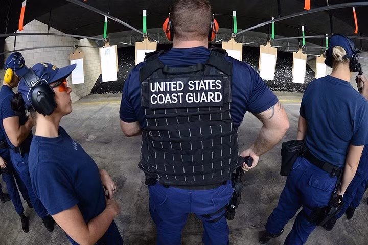 Thành viên tuần duyên Mỹ chuẩn bị luyện tập bắn đạn thật.