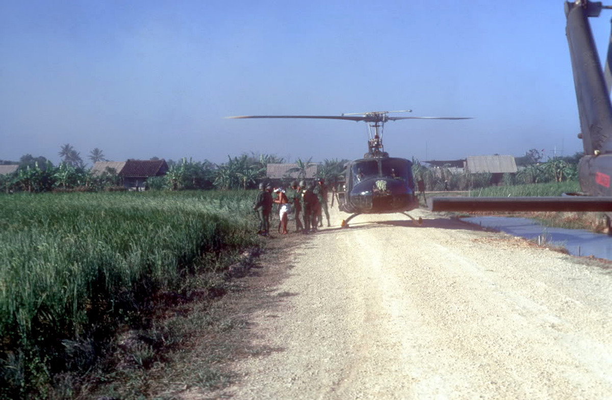 Tùy quy mô của chiến dịch mà sẽ có từ hàng chục cho tới hàng trăm trực thăng, thực hiện liên tục có khi đến hàng nghìn phi vụ để bốc - thả quân, di tản thương binh, yểm trợ đường không hay tiếp tế hậu cần cho binh lính ngoài mặt trận. Nguồn ảnh: Flickr.