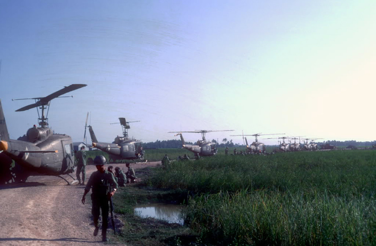 Do những điểm bốc quân thường là các điểm an toàn trong "vùng xanh" nên Quân Giải phóng và dân quân địa phương thường ít khi tổ chức mai phục tại đây mà sẽ tận dụng thời gian để tổ chức đón lõng địch tại khu vực thả quân. Nguồn ảnh: Flickr.