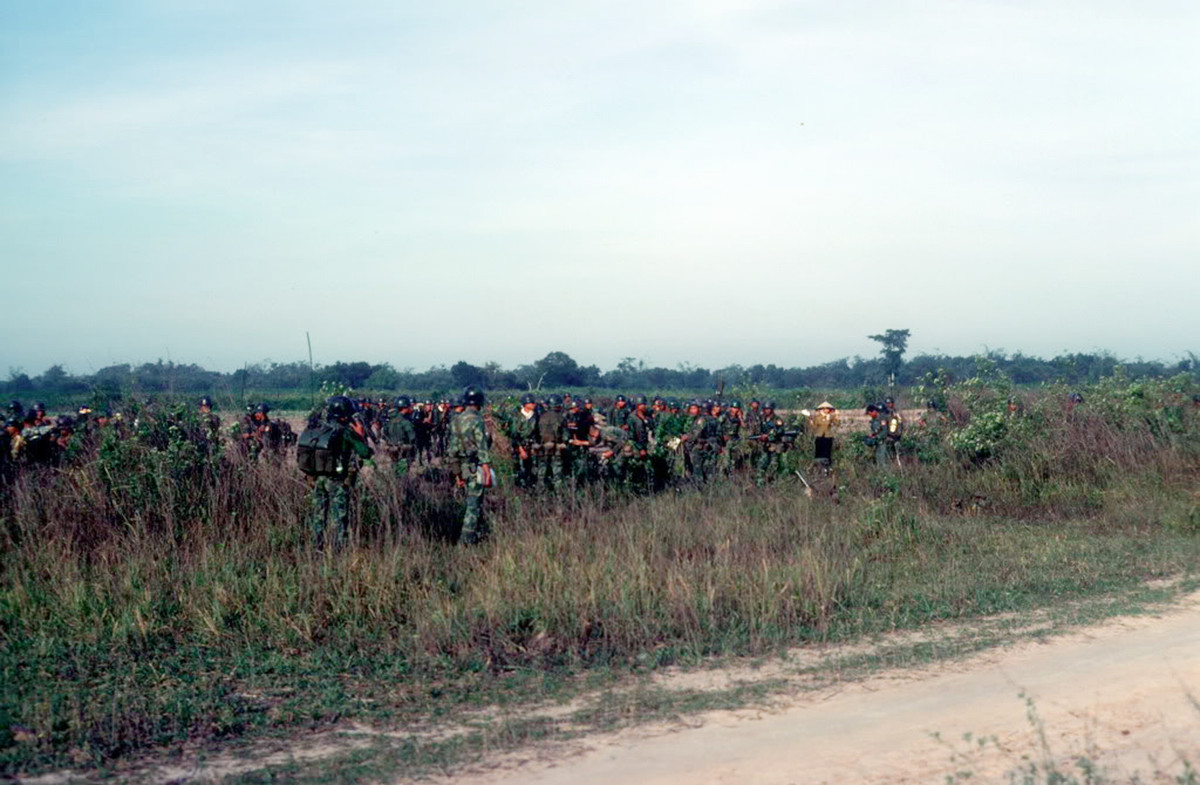 Việc di chuyển một số lượng lớn lính bộ binh vào sân bay để lên máy bay là điều không thể do khó có thể đảm bảo được an ninh, ngược lại, các căn cứ bộ binh lại không có đủ diện tích và an toàn để làm bãi tập kết. Vậy nên các điểm tập kết liên tục được lựa chọn một cách ngẫu nhiên, đây cũng là một yếu tố lợi thế của chiến thuật này. Nguồn ảnh: Flickr.