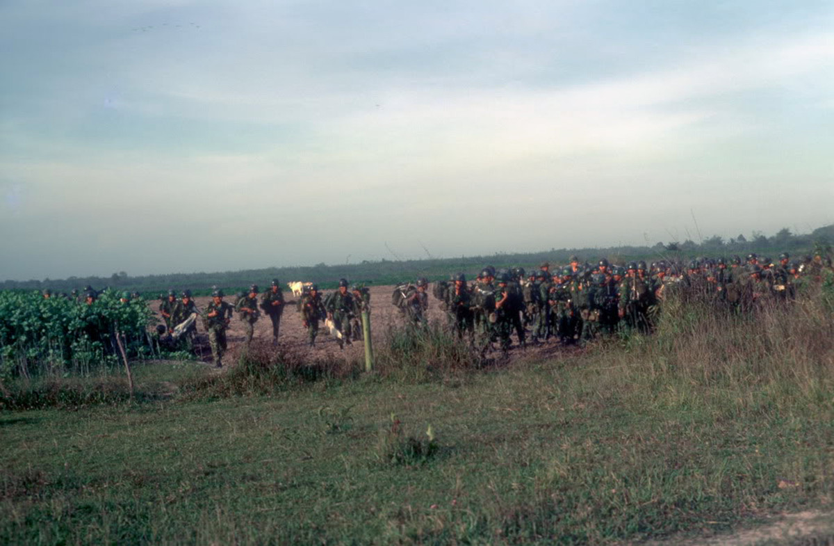 Một phi vụ trực thăng vận của Mỹ hay quân chư hầu luôn bắt đầu với việc binh lính được đưa tới điểm tập kết. Điểm tập kết là mọt khu vực rộng, có khả năng hạ cánh được một số lượng lớn trực thăng một lúc, từ đây, các trực thăng sẽ đến để "bốc" lính đi. Nguồn ảnh: Flickr.