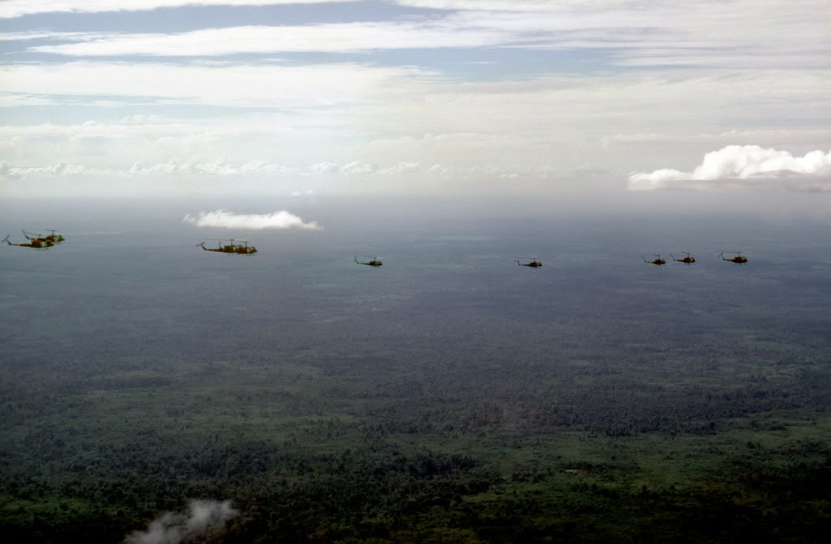 Lộ trình đường bay từ căn cứ tới điểm tập kết, từ điểm tập kết tới điểm thả quân, quay về tiếp liệu, hành lang an toàn, bãi hạ cánh phụ, bãi hạ cánh khẩn cấp đều được các cấp chỉ huy của lực lượng trực thăng lên kế hoạch từ trước - thông tin này cũng khó bị lộ ra ngoài. Nguồn ảnh: Flickr.