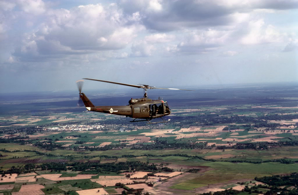 Bản thân các phi công cũng chỉ biết về điểm tập kết và điểm thả quân ngay trước khi cất cánh. Trong khi đó, lính bộ binh hoàn toàn không biết nơi họ sẽ được đổ quân trước khi ngồi lên máy bay. Đây là phương pháp giữ bí mật an toàn tối thiểu mà Mỹ đã quen thực hiện từ Chiến tranh Thế giới thứ 2. Nguồn ảnh: Flickr.