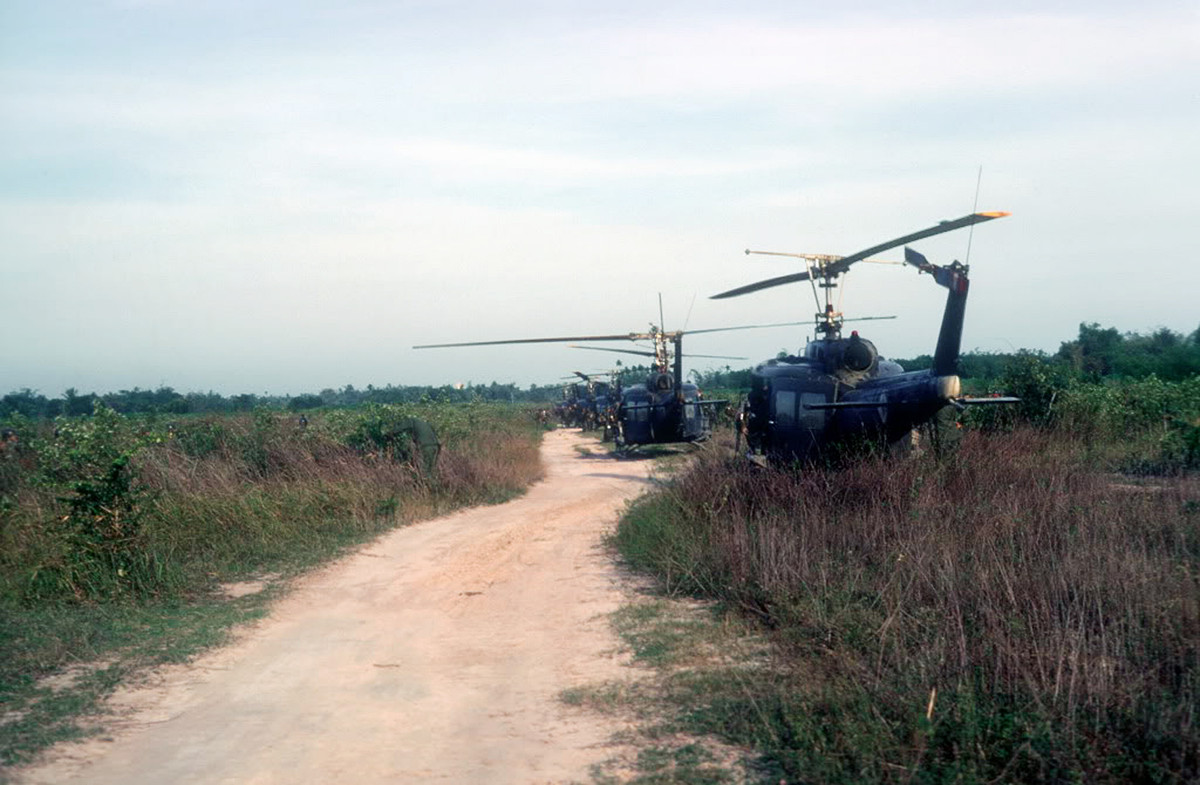 Sau khi tới điểm tập kết, các trực thăng Mỹ sẽ bắt đầu bốc quân và tiến hành theo đúng nhiệm vụ đã định. Quy trình khép kín thông tin của Mỹ thực ra lại cực kỳ hiệu quả trong việc bảo mật, vấn đề lại nằm ở chỗ do có sự tham gia của các binh lính ngụy Sài Gòn nên các cuộc hành quân này đều được các tướng lĩnh và sĩ quan ngụy Sài Gòn nắm rõ - đây chính là nơi thông tin bị lộ. Nguồn ảnh: Flickr.