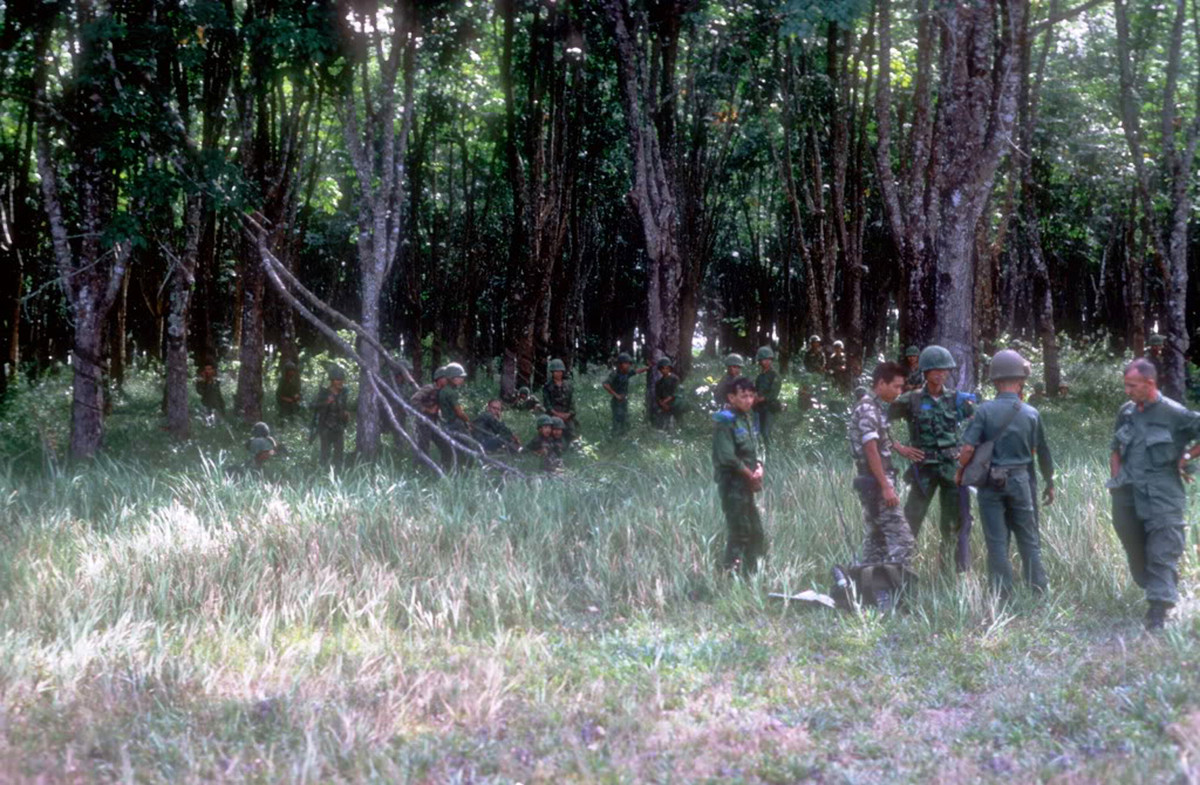 Một cuộc hành quân "tìm diệt" với chiến thuật trực thăng vận diễn ra hết sức "nhàn hạ" với cả binh lính lẫn sĩ quan Mỹ và Sài Gòn do họ không đụng độ với Quân Giải phóng. Nguồn ảnh: Flickr.