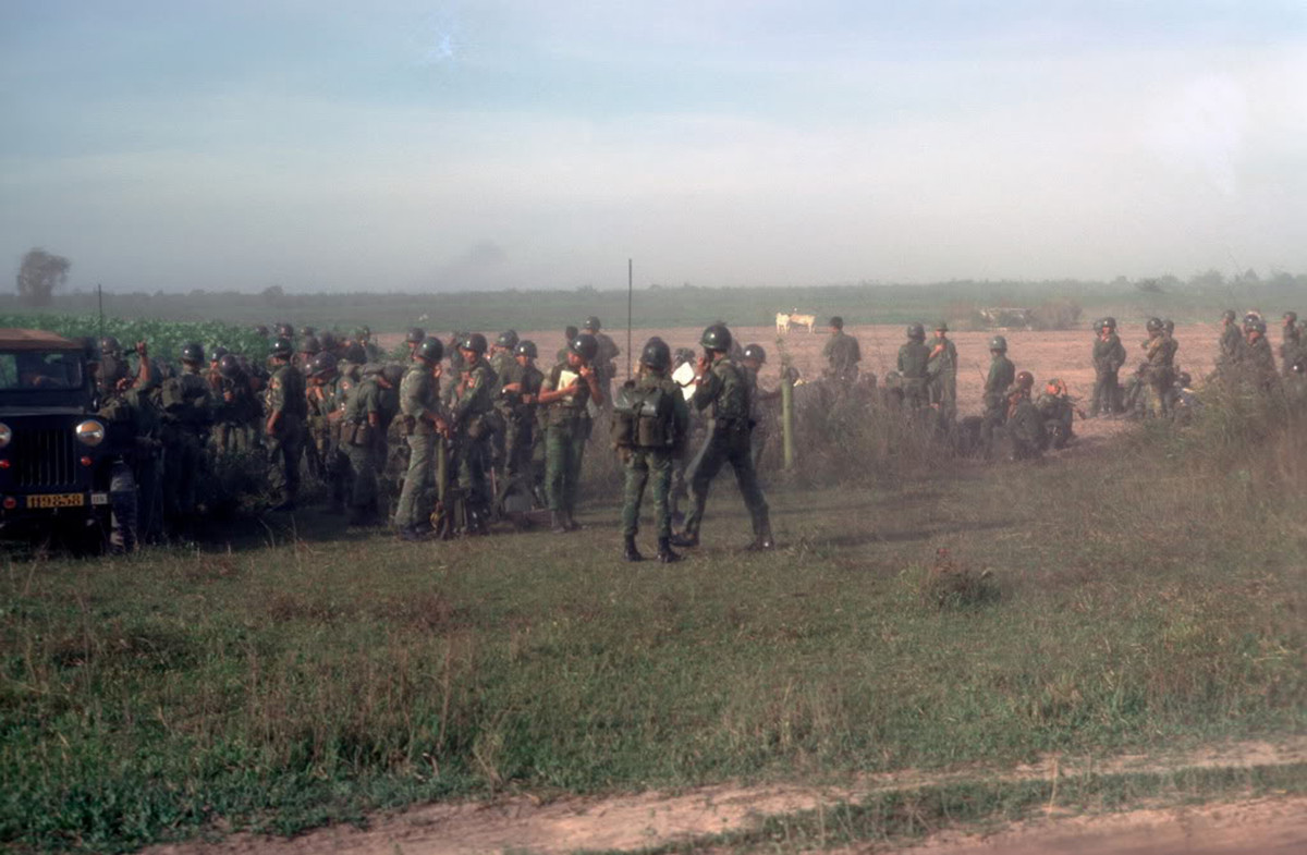 Khu vực bốc quân thường khá nhốn nháo, nhất là khi khu vực này gần khu dân cư. Tuy nhiên do binh lính tham gia cuộc hành quân chỉ biết điểm đến của mình khi đã ngồi trên trực thăng nên việc lộ bí mật ở điểm bốc quân gần như là không thể. Nguồn ảnh: Flickr.