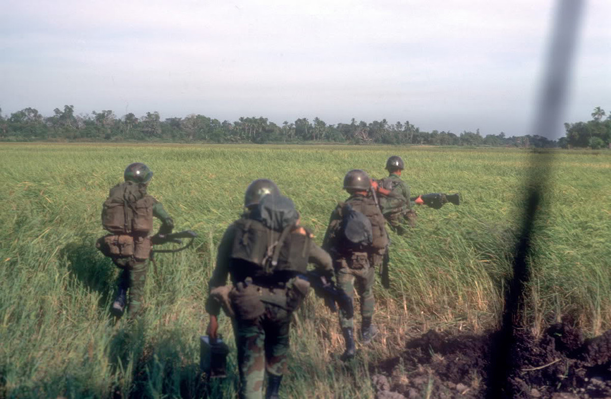Lính Sài Gòn được đổ xuống trận địa mà không gặp phải bất cứ sự phản kháng nào của lực lượng bộ đội ta trong khu vực. Nguồn ảnh: Flickr.
