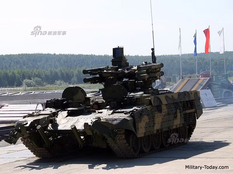 Xe được trang bị một động cơ diesel với công suất tổng cộng 1000 mã lực. Điều này đồng nghĩa với việc xe có sức kéo 20 sức ngựa cho mỗi tấn, cho phép nó di chuyển được với tốc độ tối đa lên tới hơn 60 km/h. Nguồn ảnh: Sina.