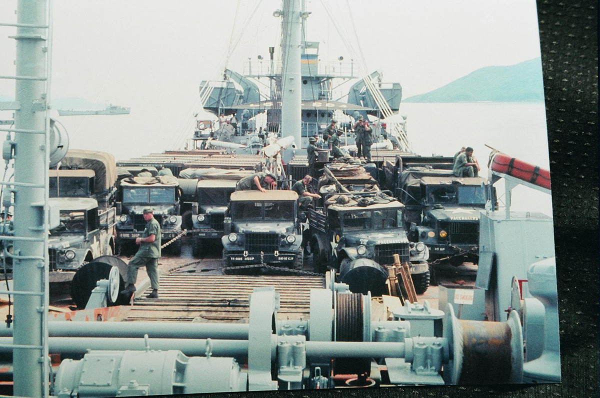 Các trang thiết bị thường được vận chuyển tới khu vực này bao gồm ô-tô, xe tải, đạn dược và nhu yếu phẩm. Nguồn ảnh: Flickr.