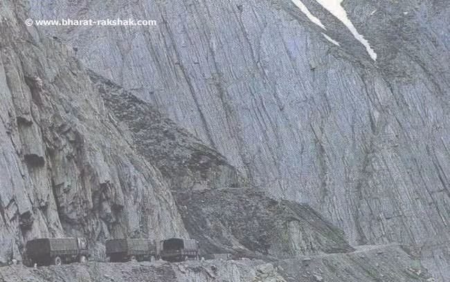 Các tuyến đường bộ tại khu vực biên giới giáp ranh giữa hai nước và khu vực Kashmir lại cực kỳ hiểm trở, chưa kể tới việc rất dễ bị phục kích. Nguồn ảnh: Sina.