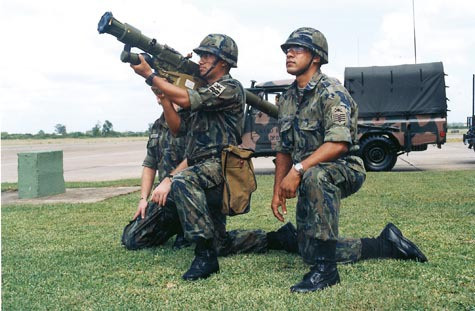 Tên lửa sử dụng dẫn đường bằng hệ thống hồng ngoại hai dải tần, cho phép nó khóa và nhắm được những mục tiêu có độ phát xạ hồng ngoại thấp và trong điều kiện thời tiết xấu như mưa, sương mù hoặc khói che phủ. Nguồn ảnh: Pinterest.