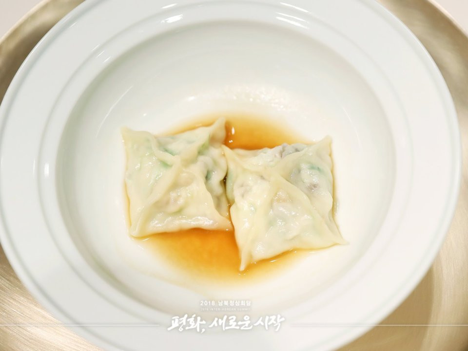 Món thứ hai là món bánh xếp nhân dưa chuột biển, cá tuyết và thịt bò - một món ăn nổi tiếng của quận Tân An (Sinan) - Hàn Quốc, quê hương của Tổng thống Hàn Quốc ông Kim Dae-Jung. Ông Kim Dae-Jung là Tổng thống Hàn Quốc giai đoạn 1998 tới 2003, ông là người khởi xứng "Chính sách Ánh dương" nhằm nối lại mối quan hệ giữa hai miền liên Triều. Nguồn ảnh: Reuters.