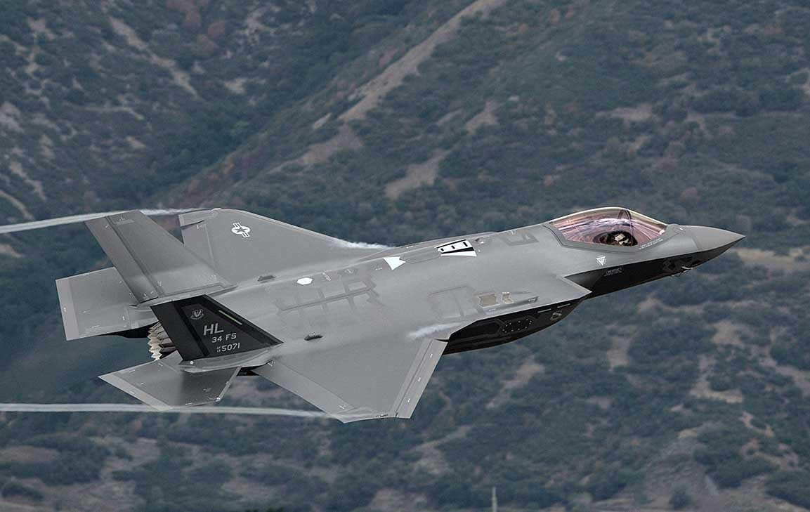 Lockheed Martin đang đau đầu không biết làm cách này để chiến đấu cơ F-35 do hãng này sản xuất dù được mệnh danh là phi cơ hiện đại nhất thế giới hiện nay có thể đánh bại được F-15 - một loại chiến đấu cơ của Mỹ ra đời từ năm 70 của thế kỷ trước. Nguồn ảnh: Wiki.