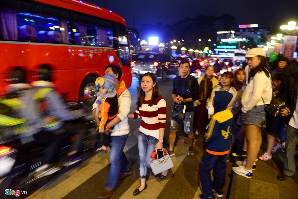 Người dân khó khăn khi băng qua đường ở vòng xoay khi phương tiện di chuyển đông đúc.