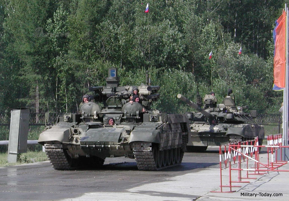 Trên xe tăng có tổng cộng 4 ống phóng tên lửa chống tăng có điều khiển, loại tên lửa này có thể bắn được nhiều loại đầu đạn khác nhau, được đặt ở hai bên của pháo chính. Tên lửa chống tăng có đầu đạn HEAT với khả năng tiêu diệt tốt các loại mục tiêu có giáp phản ứng nổ. Nguồn ảnh: Sina.