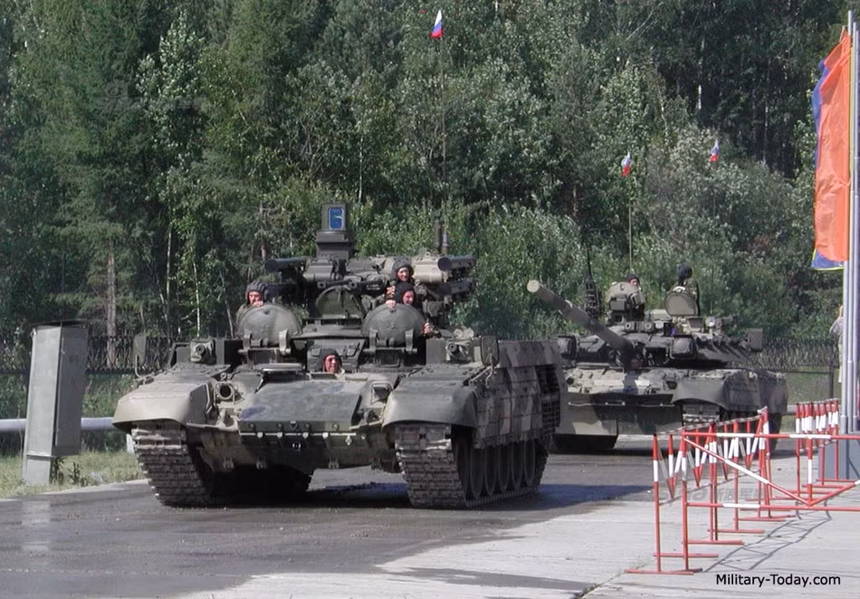 Trên xe tăng có tổng cộng 4 ống phóng tên lửa chống tăng có điều khiển, loại tên lửa này có thể bắn được nhiều loại đầu đạn khác nhau, được đặt ở hai bên của pháo chính. Tên lửa chống tăng có đầu đạn HEAT với khả năng tiêu diệt tốt các loại mục tiêu có giáp phản ứng nổ. Nguồn ảnh: Sina.