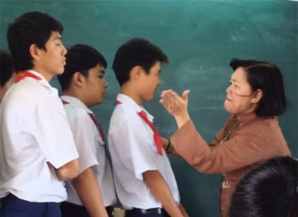 Giáo viên đang tự cho mình quá nhiều quyền lực. Ảnh cắt từ clip.