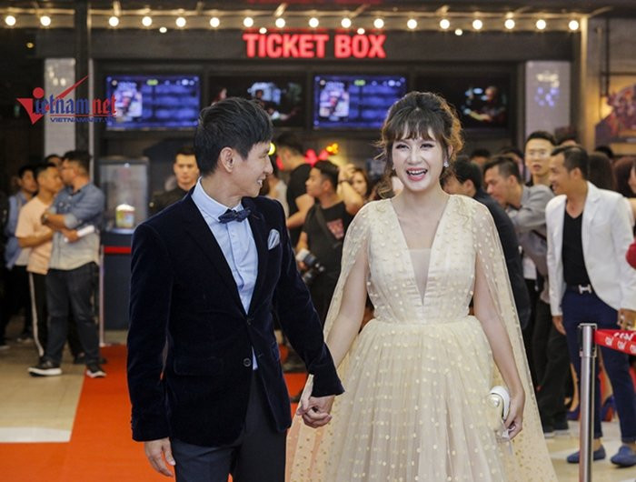 Lý Hải và Minh Hà sánh đôi trên thảm đỏ sự kiện ra mắt phim 'Lật mặt: Ba chàng khuyết'