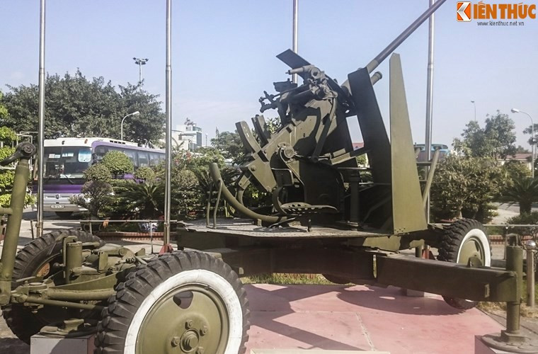 Có trọng lượng nhẹ, chỉ khoảng 2,1 tấn, pháo cao xạ 61-K có cỡ nòng 37mm, sử dụng loại đạn 37x250mm và có kíp chiến đấu từ 4 tới 8 người.